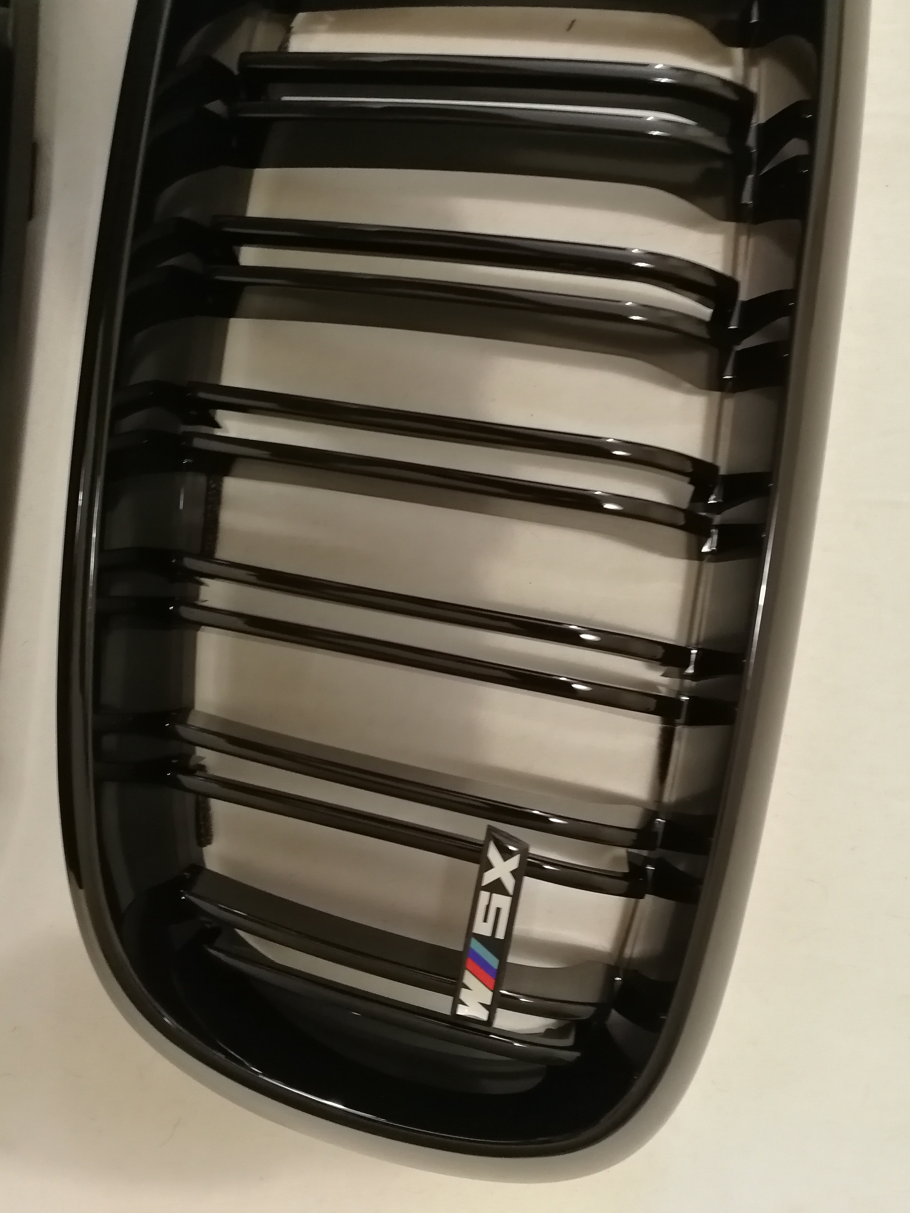 Ledvinky pro BMW X5 F15 a X6 F16 černé lesklé barevná trikolora pruhy ///M logo