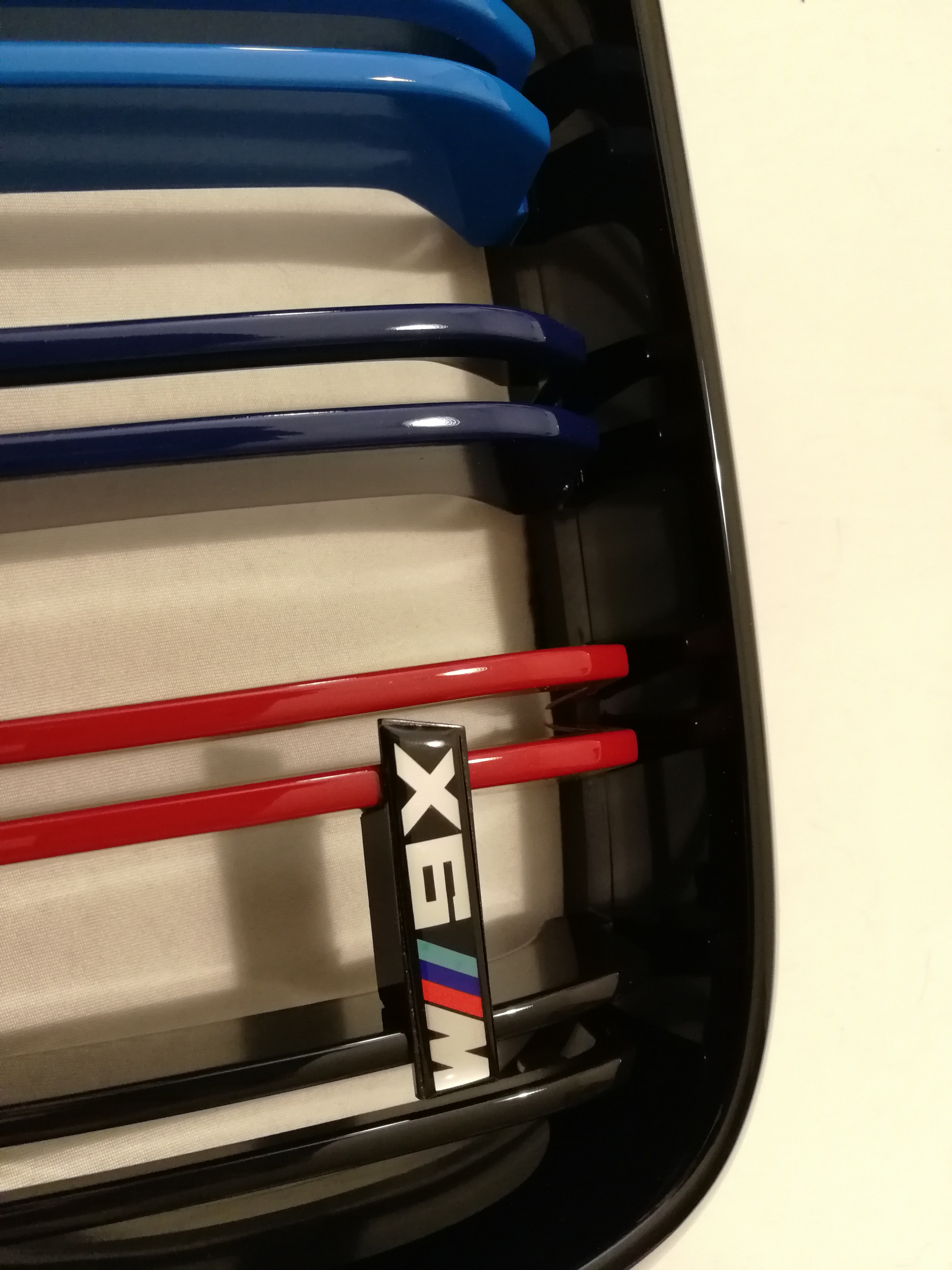 Ledvinky pro BMW X5 F15 a X6 F16 černé lesklé barevná trikolora pruhy ///M logo