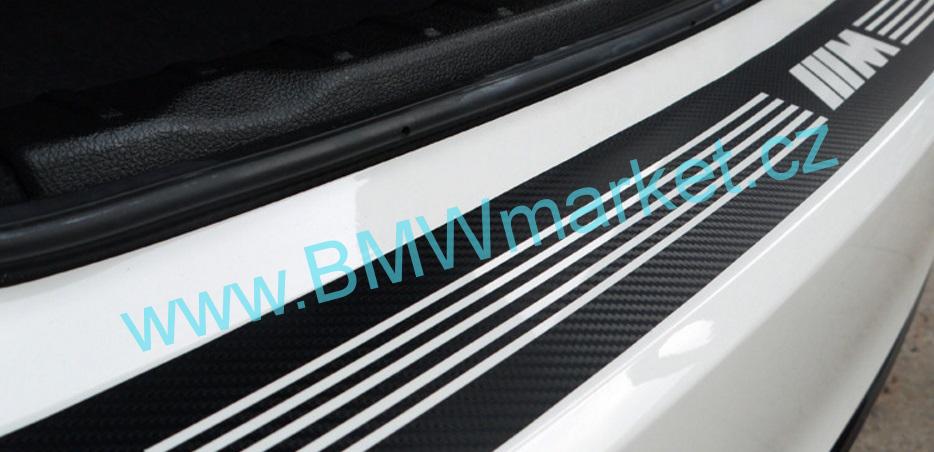 Karbonový polep logo ///M znak carbonová folie na nakládací hranu kufru