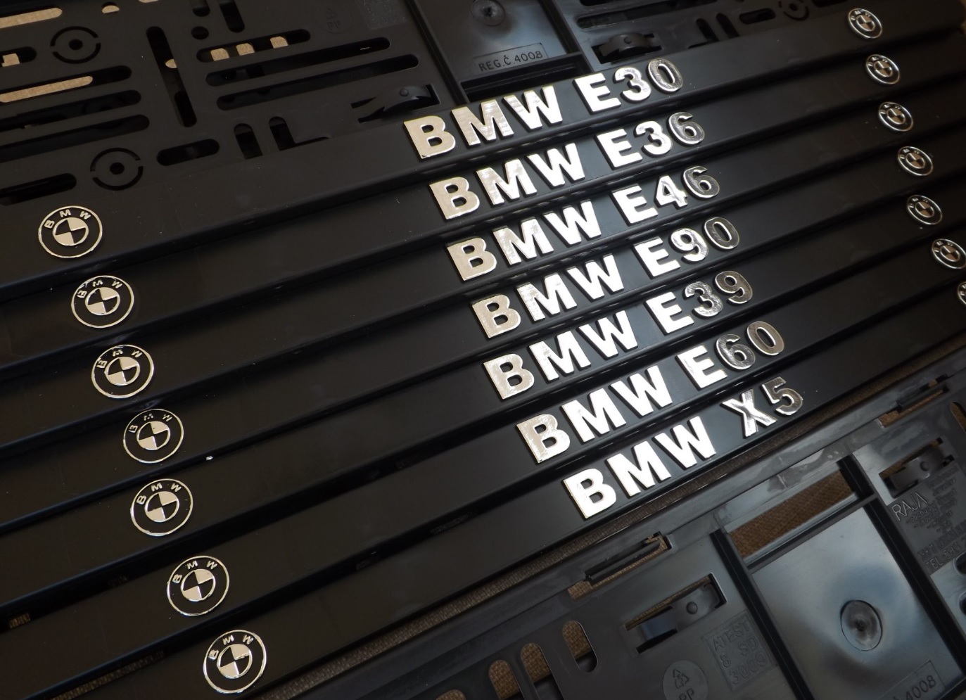 BMW podložky pod SPZ rámečky s 3D písmem a chromovým potiskem