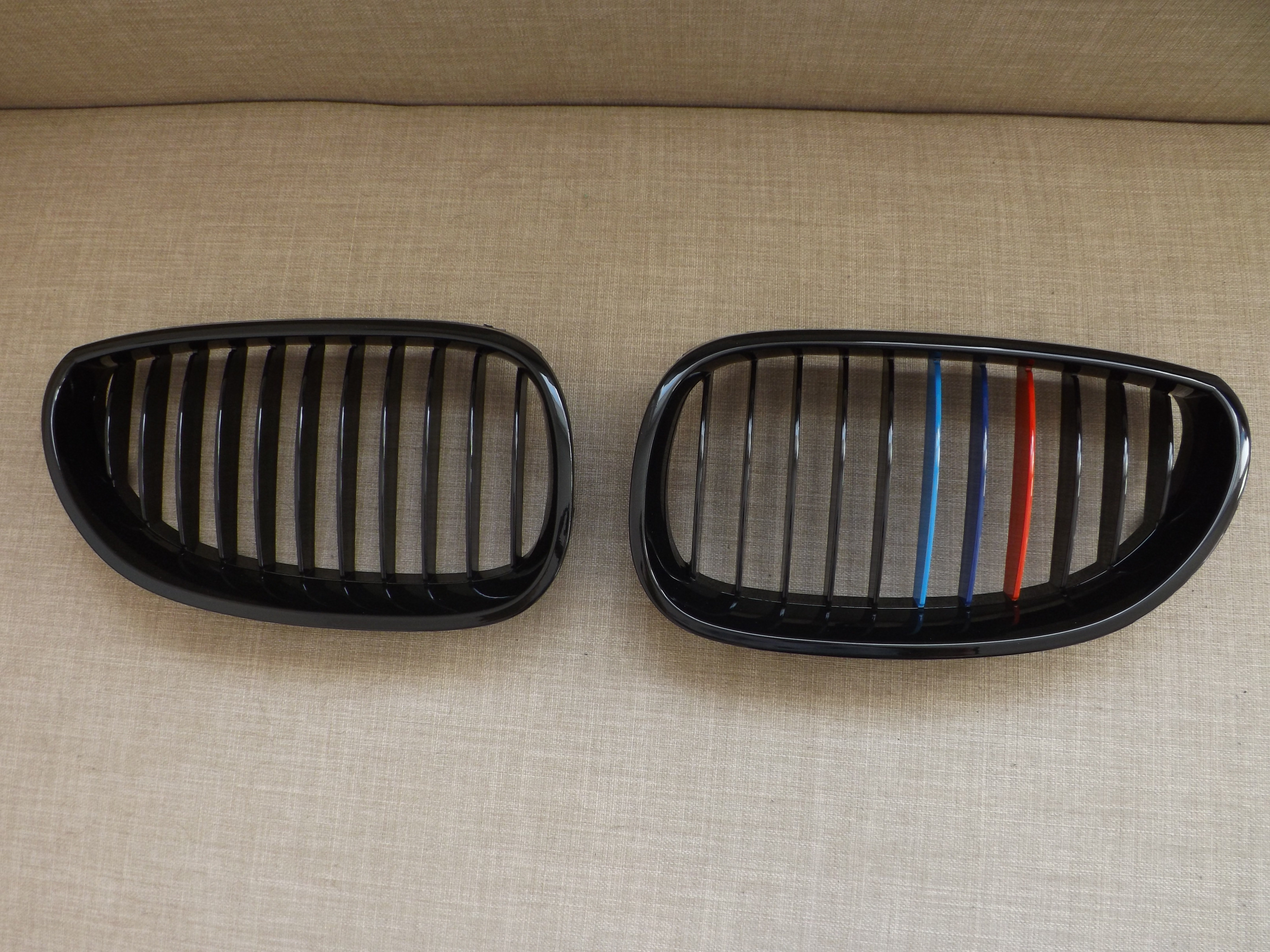 Ledvinky pro BMW E60 E61 černé lesklé s trikolorou