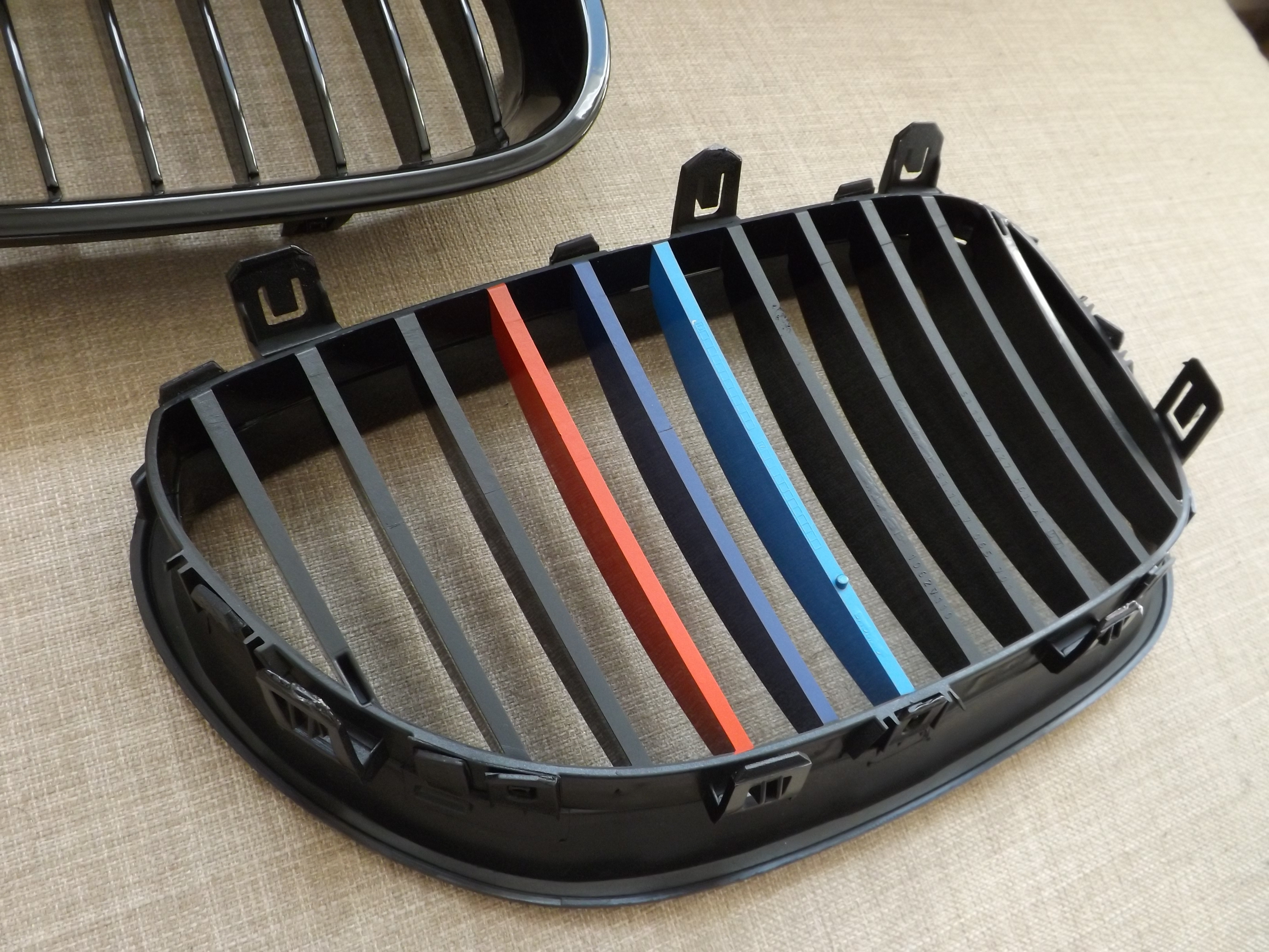 Ledvinky pro BMW E60 E61 černé lesklé s trikolorou