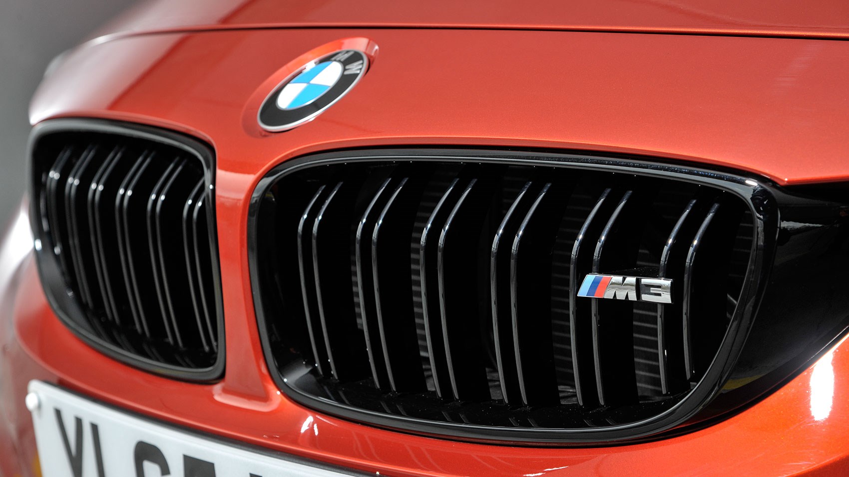 Ledvinky pro BMW F30 F31 černé lesklé sportovní dvojité žebrování s trikolorou